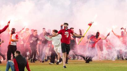 Bild: Kamaryt Michal/CTK/dpa
Das Spiel endete im Chaos: Wegen eines Platzsturms wurde das Derby Slavia Prag gegen Sparta Prag kurz vor dem Ende abgebrochen. (Archivbild)