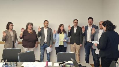 Bild: prh
Den neuen Marktgemeinderatsmitgliedern Susanne Zeitler, Susanne Bittner, Jens Gotthardt, Carola Ertl, Bastian Ott, Johannes Grillmeier und Christoph Ott (von links) nahm Bürgermeisterin Tina Zeitler (rechts) in der konstituierenden Sitzung den Eid ab.