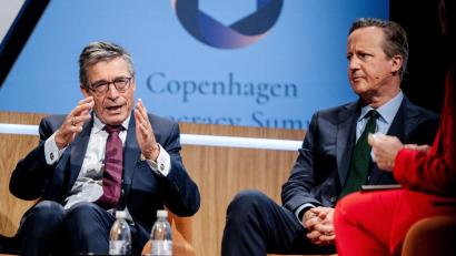 Bild: Mads Claus Rasmussen/Ritzau Scanpix/AP/dpa
Der frühere Nato-Generalsekretär Anders Fogh Rasmussen (l) wirbt für einen Zusammenschluss der demokratischen Mittelmächte. Hier redet er mit dem  ehemaligen britischen Premierminister James Cameron auf einem Demokratie-Gipfel in Kopenhagen. (Archivbild)