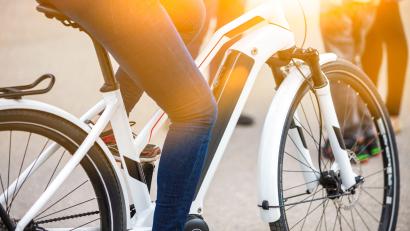 Symbolbild: mmphoto – stock.adobe.com
Unfallschäden an einem E-Bike können schnell in die Tausende Euro gehen. Da hilft ein Sachverständigengutachten bei Versicherungsansprüchen.