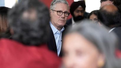 Bild: Stefan Rousseau/PA Wire/dpa
Im Abseits: Der britische Premierminister Starmer steht massiv unter Druck.