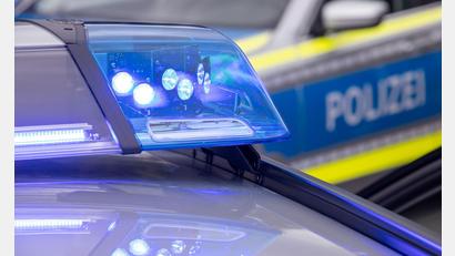 Symbolbild: Daniel Karmann/dpa
Polizeikräfte schauen sich derzeit in dem Gebäude um, in dem sich eine Grund- und eine Mittelschule befinden.