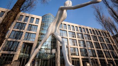 Bild: Peter Kneffel/dpa
Die Skulptur „Walking Man“ vor einem Verwaltungsgebäude der Munich Re. Für den Dax-Konzern liefen die Geschäfte im ersten Quartal erfreulich. (Symbolbild)