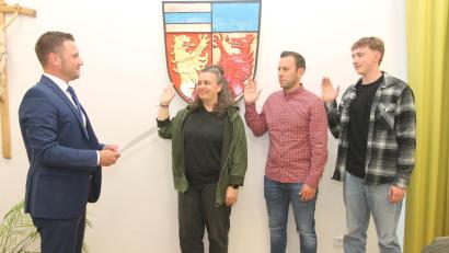 Bild: pi
Bürgermeister Ernst Lenk (links) vereidigt die neuen Ratsmitglieder Katrin Ziegler, Sebastian Bergmann und Fabian Ziegler (weiter von links).