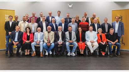 Bild: Hösamer
Der neu gewählte Schwandorfer Stadtrat mit Oberbürgermeister Andreas Feller (sitzend, fünfter von links) hat bei der konstituierenden Sitzung am Montag personelle und organisatorische Weichen gestellt.