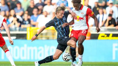 Bild: Bruno Fahy/Belga/dpa
Joane Gadou (rechts, im Salzburger Trikot) ist mit 1,95 Metern ein robuster Innenverteidiger. (Archivbild)