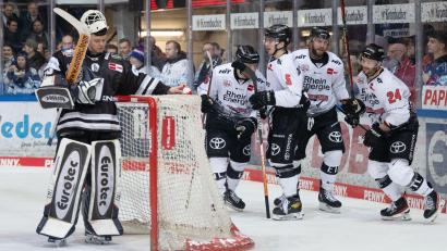Bild: Bernd Thissen/dpa
Torhüter Jonas Neffin (l) kommt zu den Eisbären. (Archivbild)