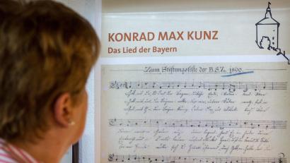 Archivbild: picture alliance / dpa | Armin Weigel
Die von dem gebürtigen Schwandorfer Konrad Max Kunz 1860 komponierte Bayernhymne soll nach einem Erlass des Kultusministeriums künftig in feierlichen Schulabschlussfeiern gespielt werden.