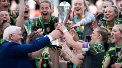 Bild: Fabian Strauch/dpa
2024 nach dem Finale gegen Bayern durfte Alexandra Popp den DFB-Pokal in die Höhe stemmen - und diesmal? (Archivbild)