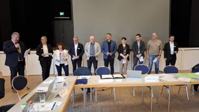 Bild: esc
Bürgermeister Bernhard Schmidt (von links) nahm den neuen Stadträten den Eid ab. Den leisteten Petra Thomas (SPD), Susanne Seiler (FW), Siegfried Tretter (MfE), Thomas Bayer (FW), Muhammet Dal (SPD), Sandra Dostler (CSU), David Frischholz (MfE), Wolfgang Hertlein (CSU) und Luca Melzner (MfE).