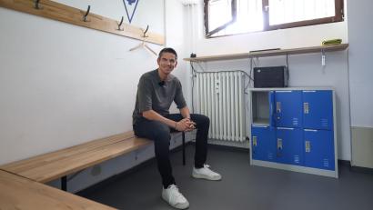 Bild: Daniel Löb/dpa
Hier hat alles angefangen: Deniz Aytekin in der Schiedsrichter-Kabine des TSV Altenberg.