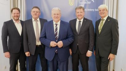 Bild: gsp
Die neue Führungsriege des Kreistags: Henner Wasmuth(JU) (von links), Hans-Martin Schertl /FW), Landrat Richard Reisinger (CSU), Stefan Braun (CSU) und Michael Rischke (SPD).