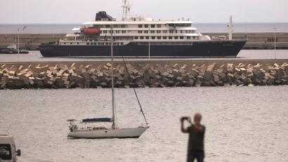 Bild: Arturo Rodriguez/AP/dpa
Die „Hondius“ liegt vor Teneriffa.