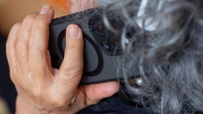Bild: Fernando Gutierrez-Juarez/dpa
Prepaid oder Postpaid - was für eine Sim-Karte ist in diesem Handy? Vermutlich letzteres.