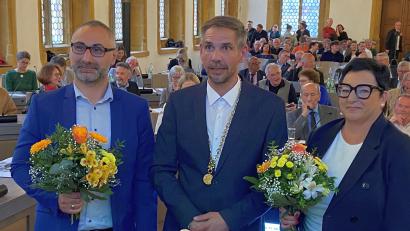 Bild: Andreas Ascherl
Ambergs neuer Oberbürgermeister Michael Fritz (Mitte) mit seinen beiden Stellvertretern Birgit Fruth (SPD) und Tuncer Ayten (Amberger Bunt).
