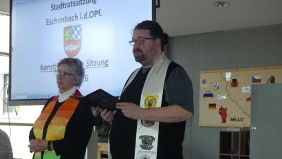 Bild: rn
Ein Novum im Stadtrat: Diplom-Religionspädagogin Lydia Engelhardt und Pfarrer Johannes Bosco Ernstberger eröffnen konstituierende Sitzung mit einer ökumenischen Andacht
