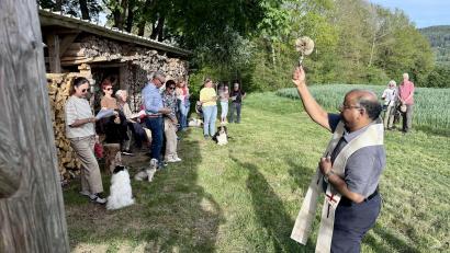 Bild: gri
Pfarrer Moses Gudapati segnete die Tiere mit Weihwasser.