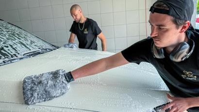 Bild: Stephan Huber
Artur Golland und Karim Cherid (vorne rechts) waschen jedes Auto per Hand.
