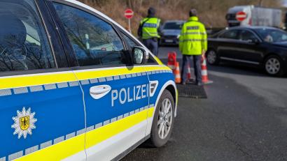 Bild: Bundespolizei
Weil gegen ihn ein Einreiseverbot und ein Haftbefehl vorlag, wurde an der A 6 ein Mann an der Einreise gehindert und festgenommen.