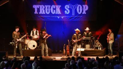 Bild: Bernhard Kreuzer
Deutschlands erfolgreichste Country-Band Truck Stop gastierte in der Kulturscheune in Wirbenz.