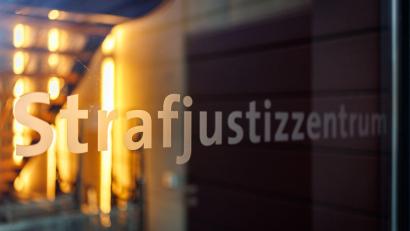 Bild: Daniel Karmann/dpa
Mehr als 32 Jahre nach dem gewaltsamen Tod eines Mädchens in Unterfranken startet vor dem Landgericht Würzburg der Prozess gegen einen Mann, der zur Tatzeit 17 Jahre alt war. (Archivbild)