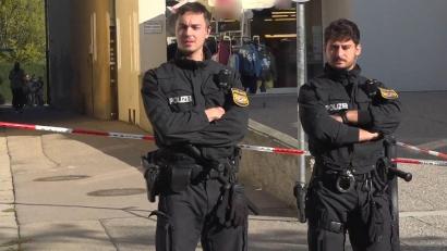 Bild: Jason Tschepljakow/dpa
Nach der Gewalttat auf dem Pausenhof sperrte die Polizei die Schule ab. (Archivbild)