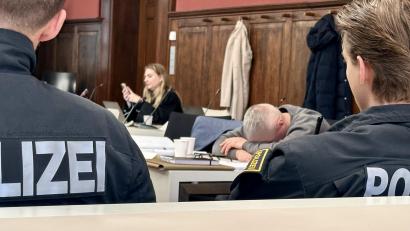 Bild: Stefanie Kraus
Nicht nur für die Angeklagten gestalteten sich die Zeugenbefragungen in der vierten Verhandlungswoche zäh.