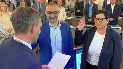 Bild: ass
Oberbürgermeister Michael Fritz vereidigt seine Stellvertreter (von links) Tuncer Ayten und Birgit Fruth. Die CSU ging bei der Wahl der Bürgermeister dieses Mal leer aus.