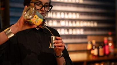 Bild: Miriam Weisz/Mixology/Meininger Verlag/dpa
Diese Nachricht ist nicht aus den 80ern: Clara Schoper (24) aus der Münchner „Zephyr Bar“ hat mit „Rum-Cola“ einen Cocktailwettbewerb gewonnen. (Handoutbild)