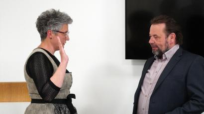 Bild: jma
Die neue Bürgermeisterin von Schwarzenbach legt vor Markus Thumfart ihren Amtseid ab.