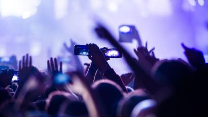 Bild: Christophe Gateau/dpa
Musik soll Menschen verbinden - doch Wucherpreise auf dem Zweitmarkt machen einen Konzertbesuch für viele Fans unerschwinglich, kritisiert die Branche. (Symbolbild)