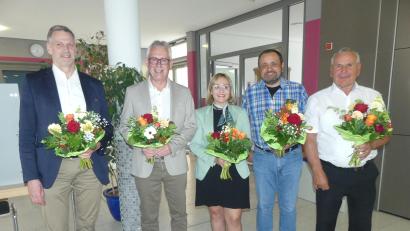 Bild: rn
Bürgermeister Marcus Gradl vereidigte (von rechts) die neuen Stadträte Fritz Gradl, Peter Sirtl und Katharina Diertl und 2. Bürgermeister Harald Neustätter. Thomas Riedl war bereits in der vorausgegangenen Periode als 3. Bürgermeister tätig gewesen.