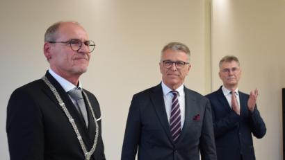 Bild: szl
Lang anhaltender Applaus gab es für den frisch vereidigten neuen Bürgermeister der Kreisstadt, Hans-Peter Schärl (links). Die Vereidigung übernahm Franz Häring (rechts), die Amtskette übergab Vorgänger Franz Stahl (Mitte).