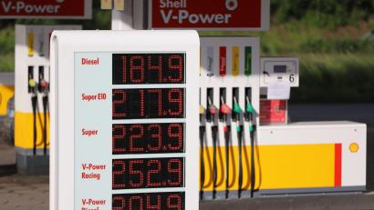 Bild: dpa
Die Preistafel an einer Shell-Tankstelle an der Autobahn 59 zeigt für Diesel einen Preis von 1,849 Euro pro Liter an.
