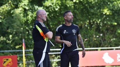 Archivbild: Hubert Ziegler
Ilker Caliskan (rechts), Trainer SG Michaelpoppenricht/Traßlberg und der Sportliche Leiter Andreas Schinhammer (links) steigen mit "Trapo" in die Kreisliga auf.