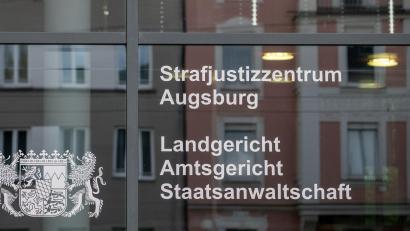Bild: Stefan Puchner/dpa
Ein Jugendlicher muss sich wegen eines rassistisch motivierten Mordversuchs vor dem Augsburger Landgericht verantworten. (Symbolbild)