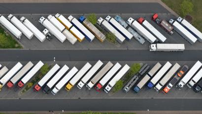 Bild: Ralf Hirschberger/dpa-Zentralbild/dpa
Die EU-Kommission hatte gegen zahlreiche Lkw-Konzerne wegen verbotener Preisabsprachen Bußgelder verhängt. (Symbolbild)