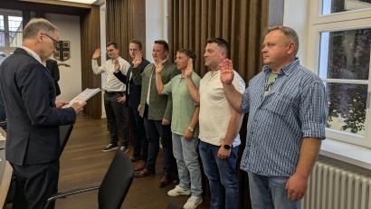 Bild: Paul Zrenner
Zu Beginn der konstituierenden Sitzung wurden die neu gewählten Mitglieder des Stadtrats Waldsassen von Bürgermeister Bernd Sommer (von links) vereidigt: Max Siller, Nico Sommerer, Christian Urbanek, Benjamin Heller, Stefan Sommer, Christian Härtl.