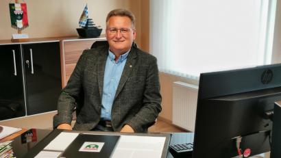 Bild: Portner
Der neue Bürgermeister Adolf Hammer nimmt Platz am Schreibtisch im Gemeindehaus Teunz. Er freut sich auf die neue Herausforderung im Ehrenamt.