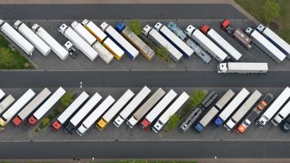 Bild: Ralf Hirschberger/dpa-Zentralbild/dpa
Die EU-Kommission hatte gegen die Lkw-Konzerne wegen verbotener Preisabsprachen Bußgelder von fast vier Milliarden Euro verhängt. (Symbolbild)