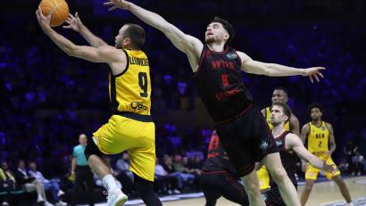 Bild: Xavi Urgeles/ZUMA Press Wire
Kay Bruhnke im Zweikampf mit Athens Lukas Lekavicius. Der Neustädter überzeugte im Finale wieder einmal als Allrounder.