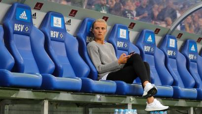 Bild: Christian Charisius/dpa
Münchens Teammanagerin Kathleen Krüger bei einem Testspiel in Hamburg 2018. (Archivbild)