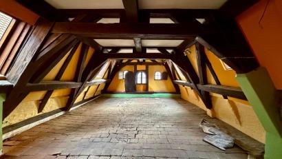 Bild: Harald Rippl
Dieser Dachstuhl in der Weidener Altstadt ist es, der Harald Rippl den Zwist mit der Stadt einbrachte. Er darf ihn derzeit wegen Vorschriften des Denkmalschutzes nicht in eine Wohnung umbauen.
