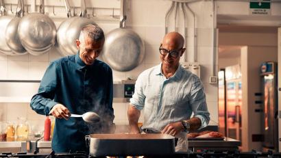 Bild: Matt Holyoak/National Geographic/dpa
Hier lässt sich der Schauspieler Stanley Tucci (rechts) von Giuseppe Bertoleoni auf der Insel Tavolara vor Sardinien bekochen. Tucci besucht in der 2. Staffel von „Stanley Tucci in Italien“ wieder viele Küchen.