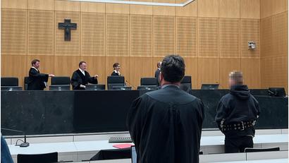 Bild: juh
Im Juni 2025 griff ein 22-Jähriger bei einer Kolping-Freizeit in Altendorf bei Pressath mehrere Menschen mit einem Messer an, verletzte sie zum Teil lebensgefährlich. Jetzt verurteilte ihn die Schwurgerichtskammer unter Vorsitz von Richter Markus Fillinger zu einer Haftstrafe von zehn Jahren.