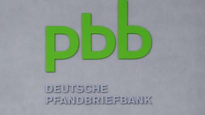 Bild: Sven Hoppe/dpa
Das Logo der Deutschen Pfandbriefbank. Die Finanzierung von Gewerbeimmobilien ist seit Jahren ein schwieriges Geschäft, der Irankrieg bedeutet einen neuerlichen Dämpfer. (Symbolbild)