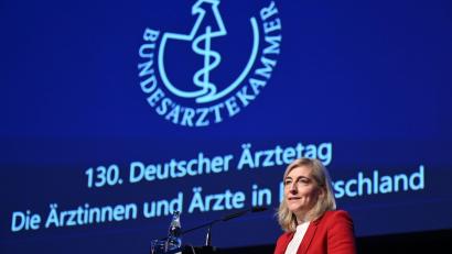 Bild: Julian Stratenschulte/dpa
Ministerin Warken verteidigte ihr Sparpaket gegen Kritik der Ärzte.