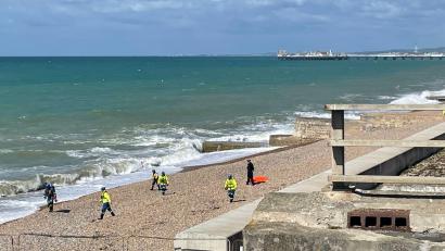 Bild: Anahita Hossein-Pour/PA Wire/dpa
Zahlreiche Einsatzkräfte sind am Strand in Brighton eingetroffen.