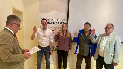 Bild: Gemeinde Mehlmeisel
Bürgermeister Franz Tauber vereidigt die vier neuen Gemeinderäte. (von links): Andreas Schinner, Tamara Tauber, Johannes Höss und Alexander Pscherer.