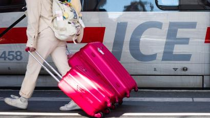 Bild: Christoph Schmidt/dpa
Wer mit dem Zug verreist, soll nach den Plänen der EU-Kommission auch bei Fahrten unterschiedlicher Unternehmen bei Ausfällen gut geschützt sein. (Symbolbild)